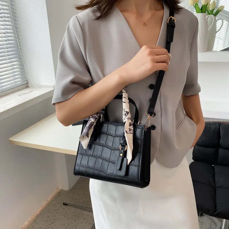 Small structured shoulder bag – Compact, urban and refined