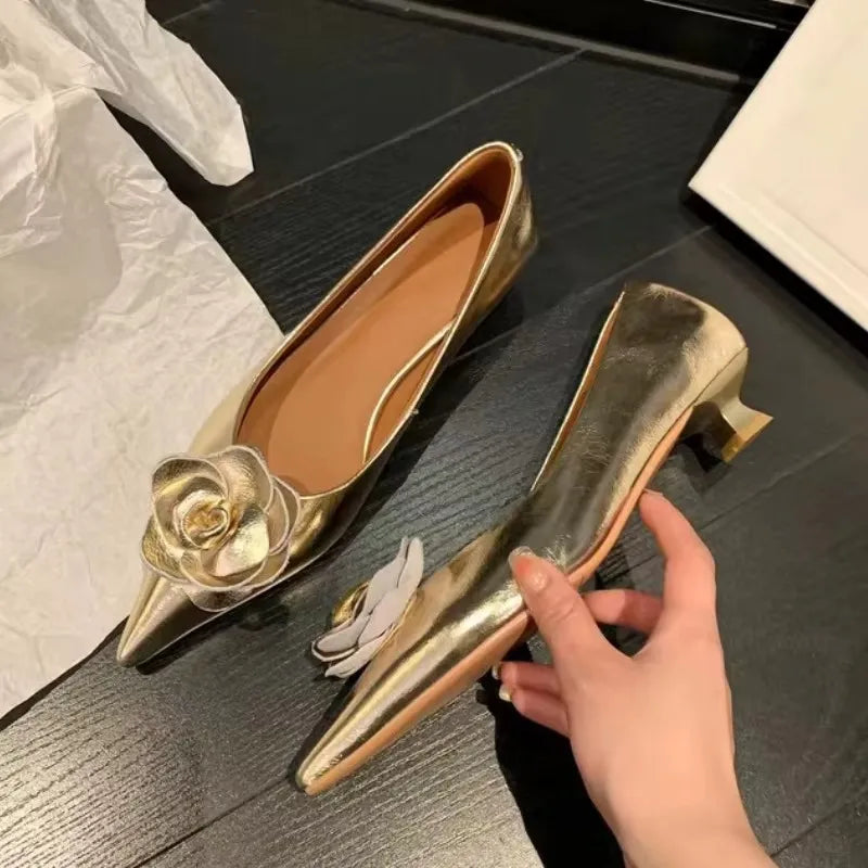 Elegant women's shoe with embossed flower - Low heel and everyday comfort