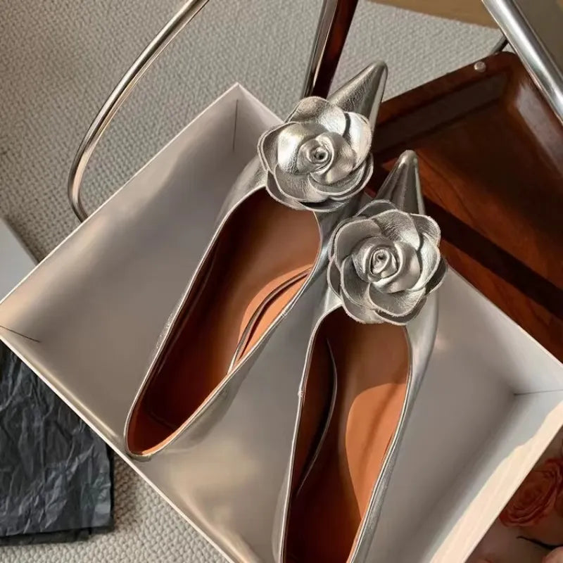 Elegant women's shoe with embossed flower - Low heel and everyday comfort