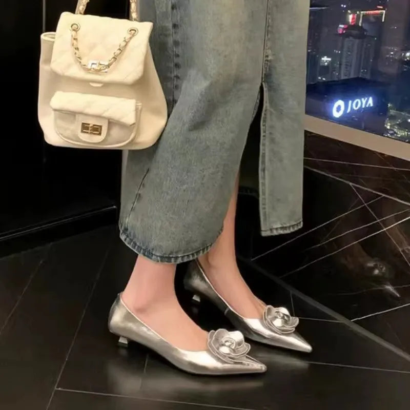 Elegant women's shoe with embossed flower - Low heel and everyday comfort